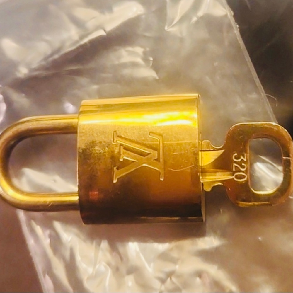 ✨COPY✨ Preloved Authentic LV lock & key